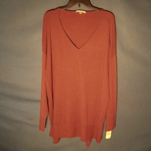12 Thompson Women's V-Neck Sweater In Vibrant Cherry Pie Color - Picture 1 of 9